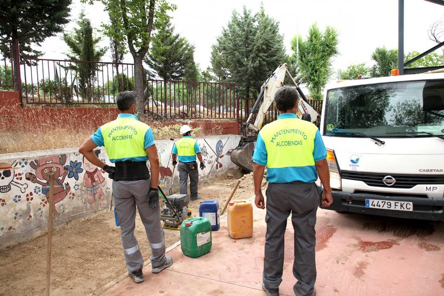 Operarios trabajando en el levantamiento del suelo