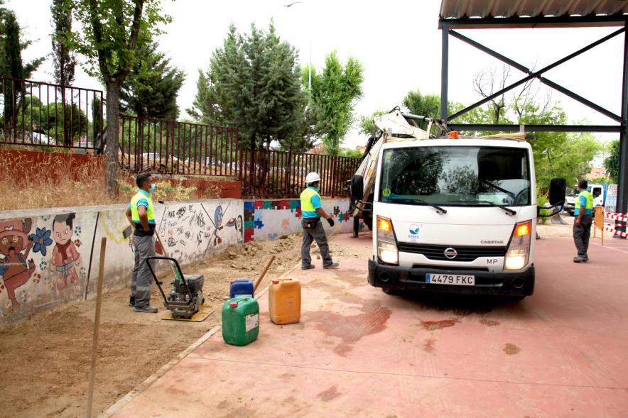 Operarios municipales preparando el suelo