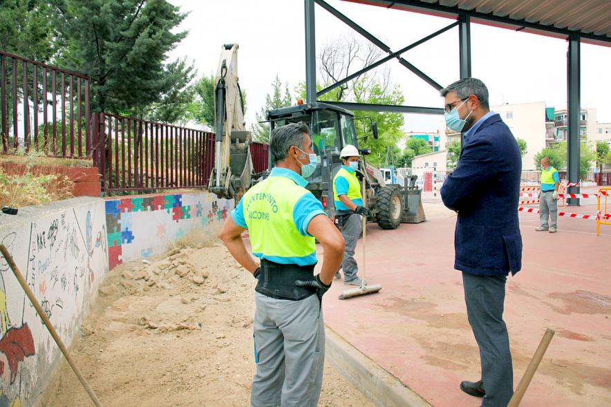 Concejal Sánchez Acera charla con operarios en la obra
