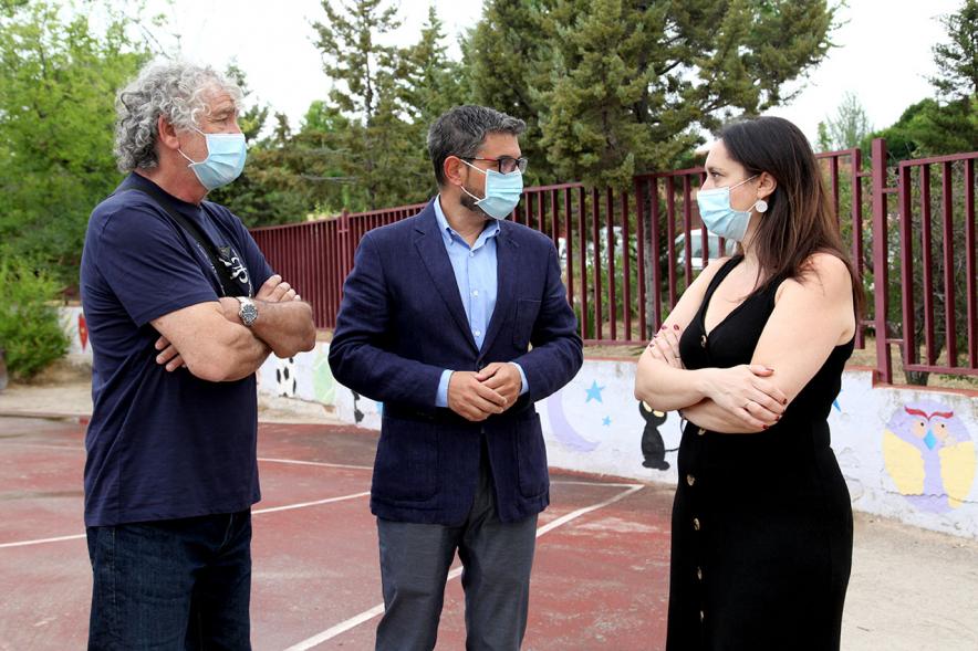 Visitantes en el patio del colegio