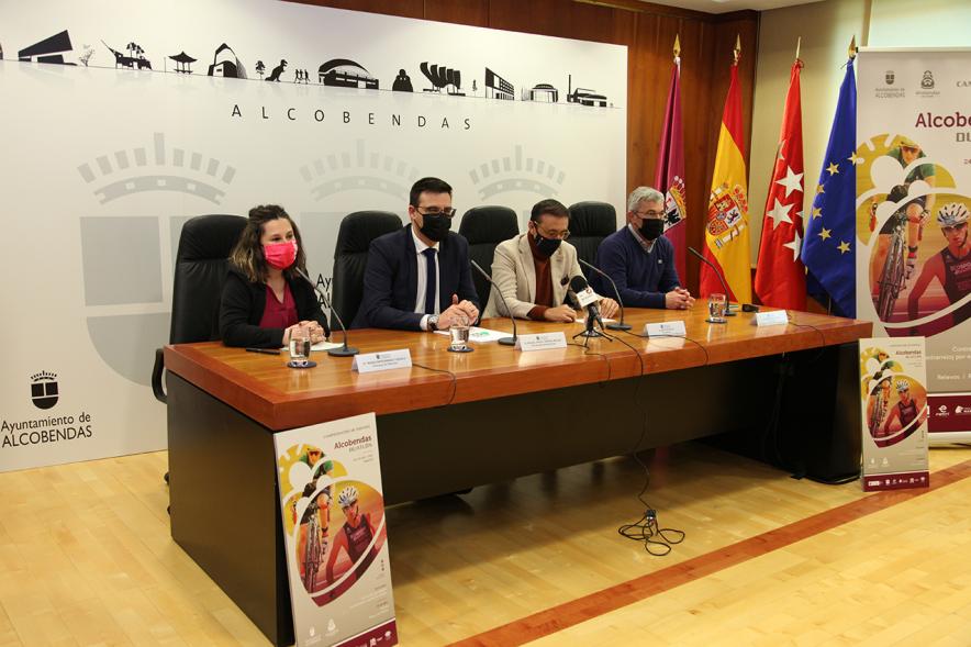 Presentación Campeonatos de España de Duatlón -  Imagen lateral de los presentadores del duatlón, las autoridades municipales y las federativas.