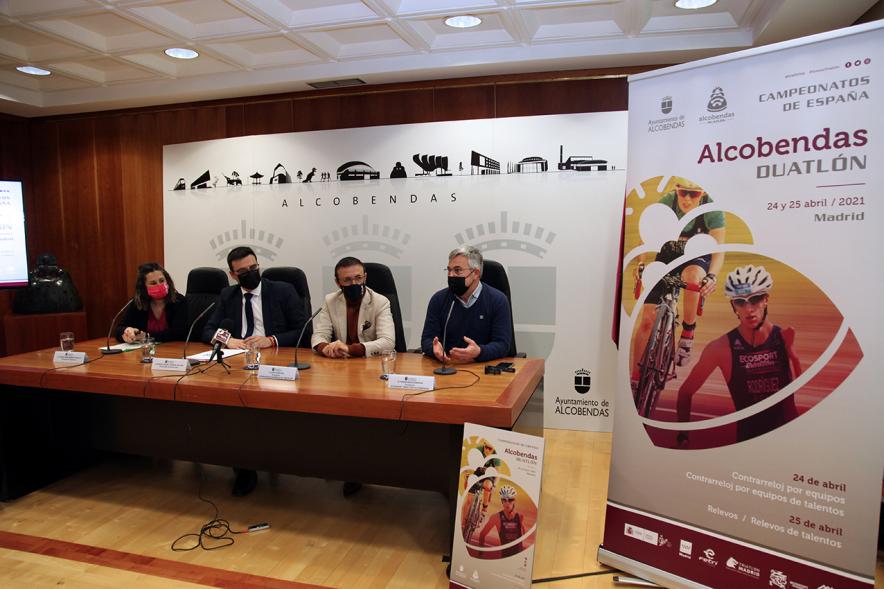 Presentación Campeonatos de España de Duatlón - Imagen lateral de los presentadores del duatlón, las autoridades municipales y las federativas.