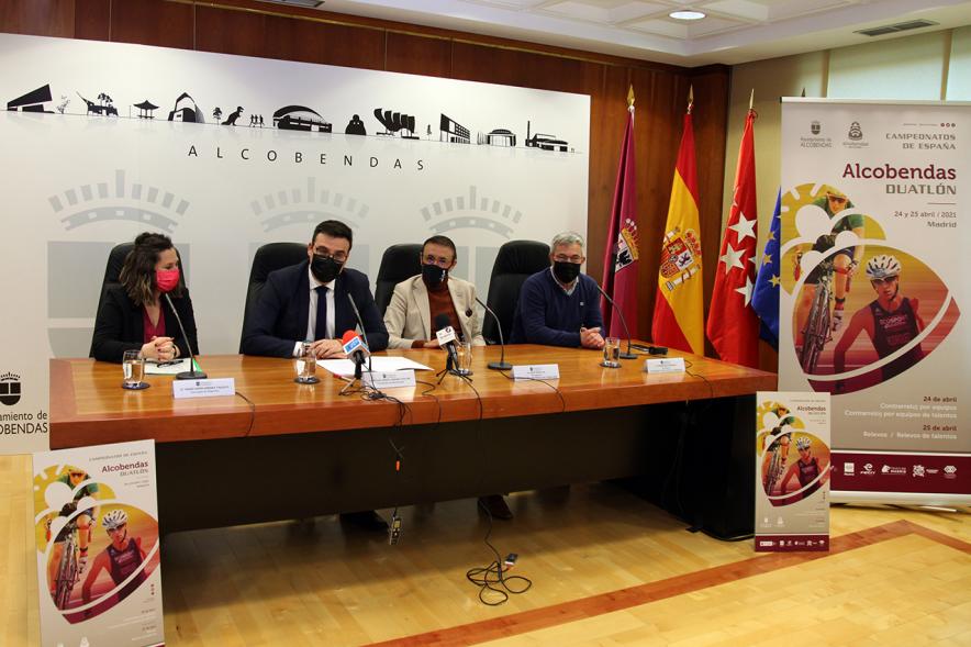  Presentación Campeonatos de España de Duatlón -  Imagen de las autoridades municipales, del presidente de la Federación de triatlón y de Francisco Hidalgo, presidente del equipo  Ecosport.