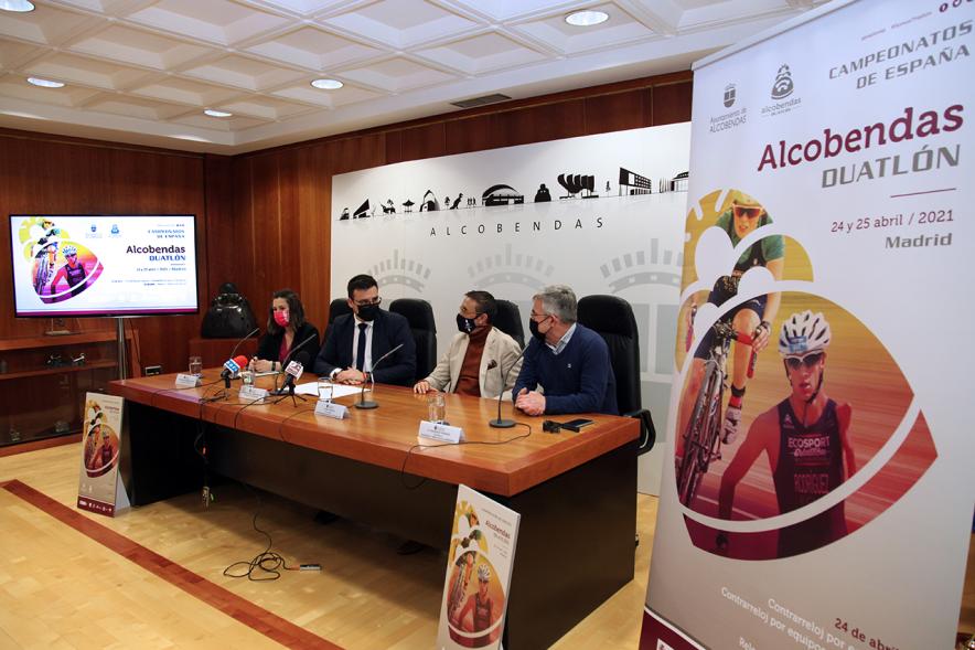 Presentación Campeonatos de España de Duatlón -  Imagen lateral de los presentadores del duatlón, las autoridades municipales y las federativas.