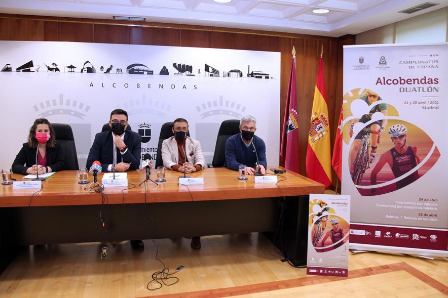 Presentación Campeonatos de España de Duatlón - Imagen central  de los presentadores del duatlón, las autoridades municipales y las federativas.