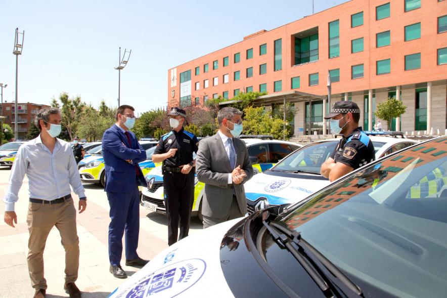 Alcalde Rafael Sánchez, Representación del consistorio y autoridades junto a la Nueva Flota de coches patrulla.  