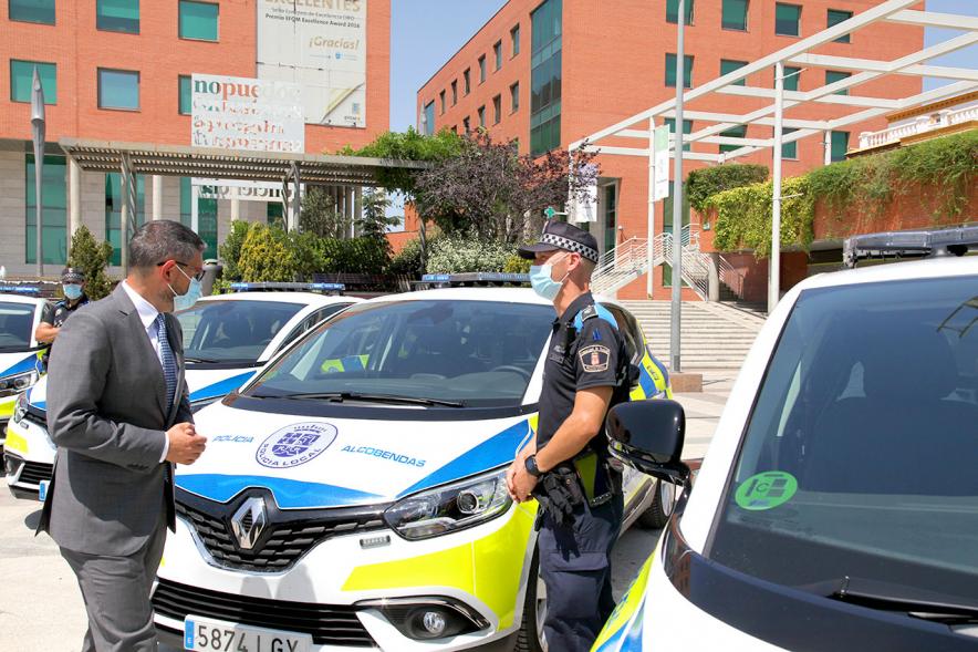  Alcalde Rafael Sánchez y Policía Local, mirando uno de los nuevos vehículos. 