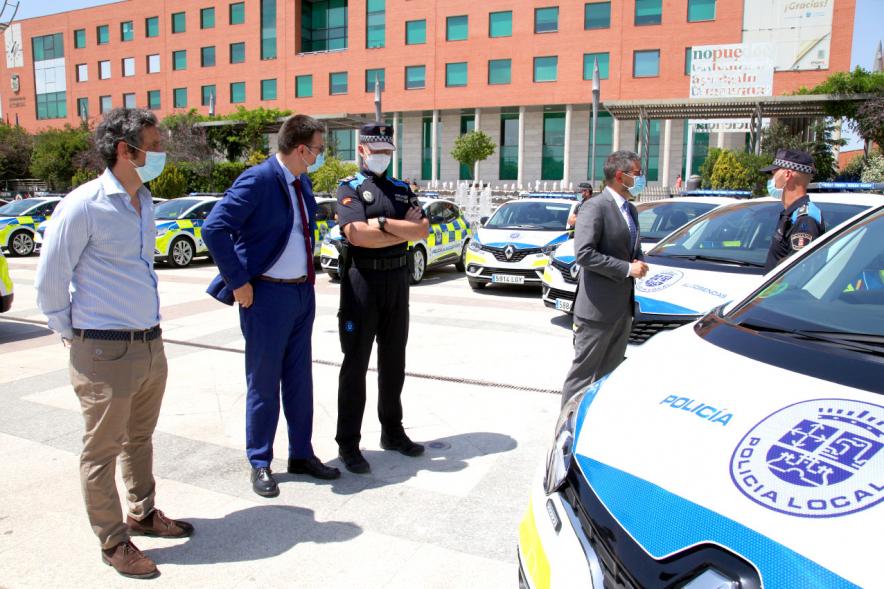 Alcalde Rafael Sánchez, Concejales Aitor Retolaza, Miguel Ángel Arranz junto a Policías Local en la presentación de la nueva flota de coches patrulla. 