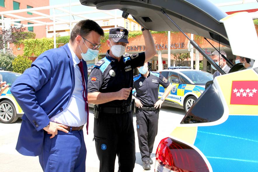 Concejal Miguel Ángel Arranz y Policía Local junto a uno de los nuevos vehículos