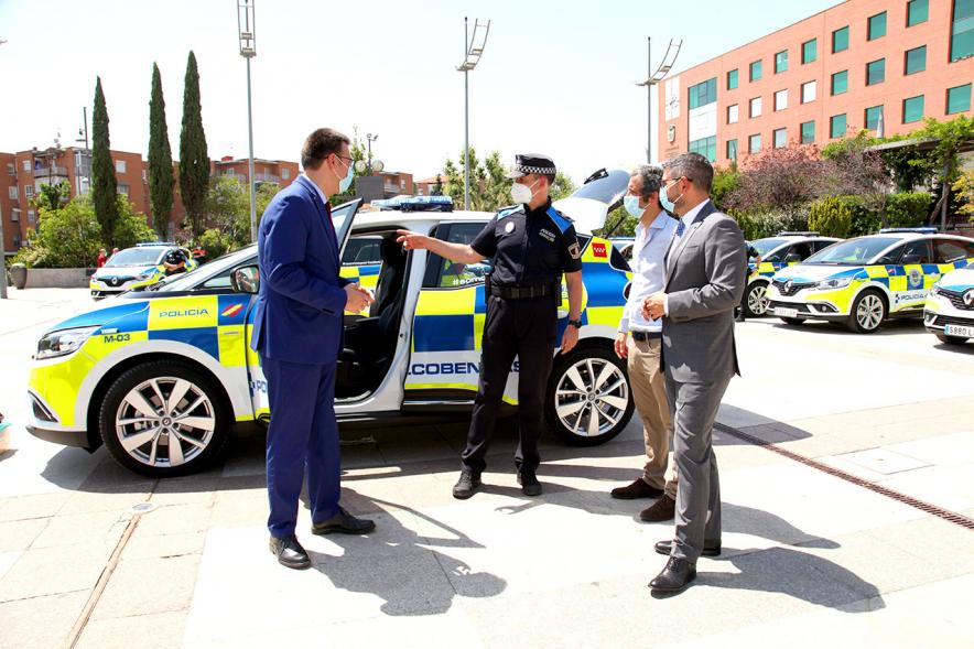 Alcalde Rafael Sánchez, Representantes del consistorio y Policía Local, mirando uno de los nuevos vehículos. 