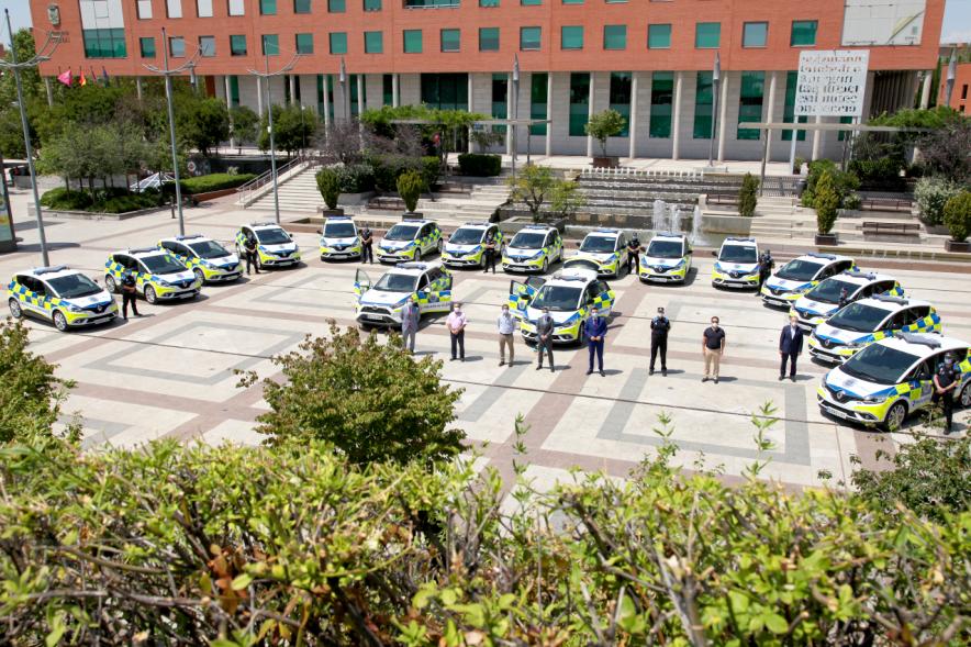 Vista general de la Autoridades junto a la nueva flota de coches patrulla.