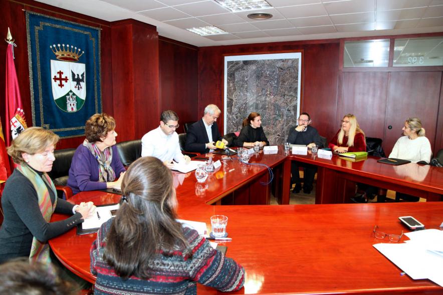 Firmantes charlan durante el encuentro