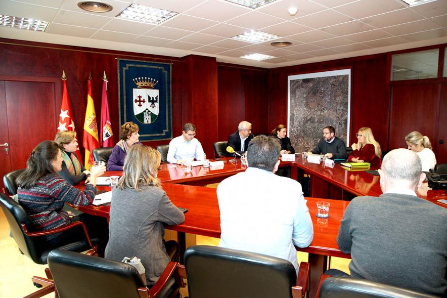 Representantes de cada una de las partes en la firma del acuerdo