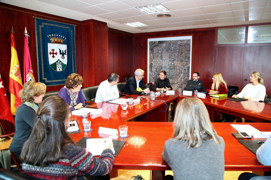 Firmantes charlan durante el encuentro