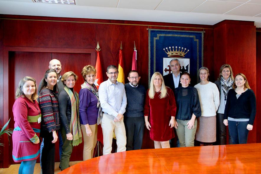 Firmantes posan tras la firma