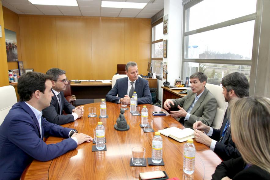 Autoridades de Ford y concejales Roberto Fraile Herrera y Rafael Sánchez