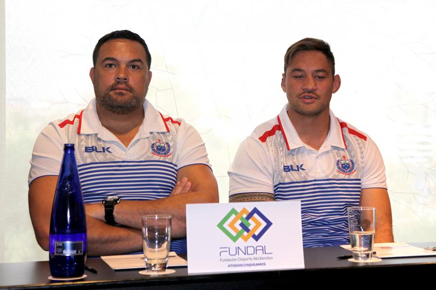 Rueda de Prensa Presentación Partido de Rugby España - Samoa - Imagen de dos jugadores de la selección de Samoa de rugby asistentes a la presentación del partido.