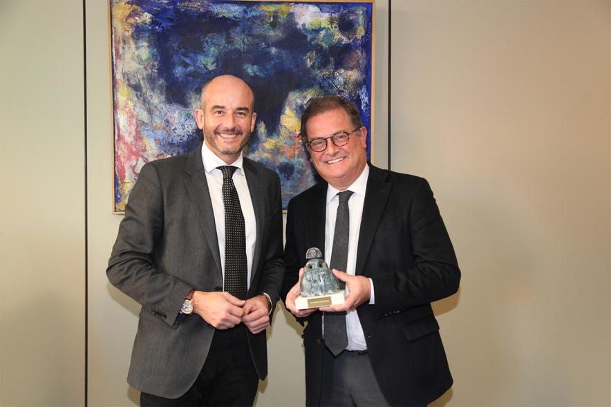Recepción de la Delegación de la Comunidad Intermunicipal de Coimbra (Portugal) - Imagen de autoridades intercambiando obsequios.