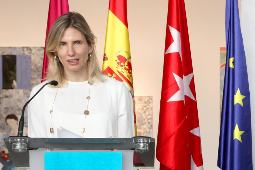 Alcalde García de Vinuesa y Concejal por PP Felicidad Palacio entregan diploma a su titular