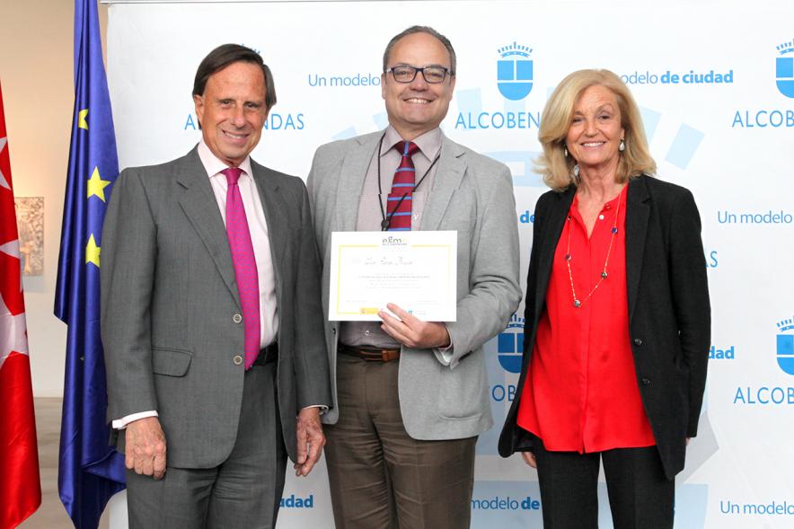 Alcalde García de Vinuesa y Concejal por PP Felicidad Palacio entregan diploma a su titular