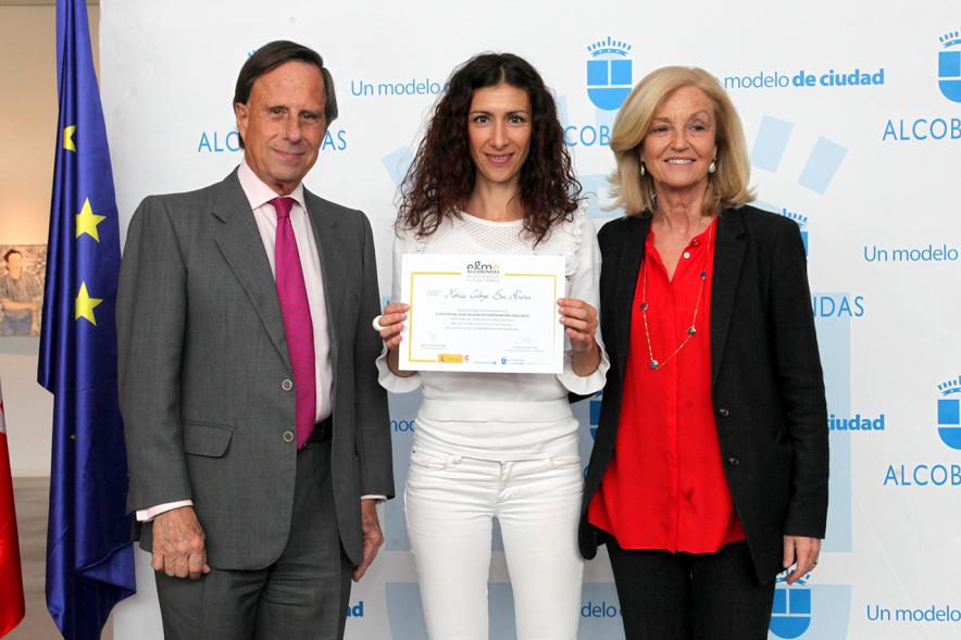 Alcalde García de Vinuesa y Concejal por PP Felicidad Palacio entregan diploma a su titular