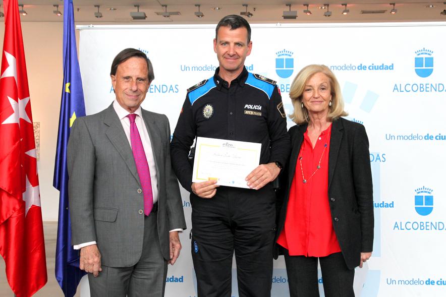 Alcalde García de Vinuesa y Concejal por PP Felicidad Palacio entregan diploma a su titular