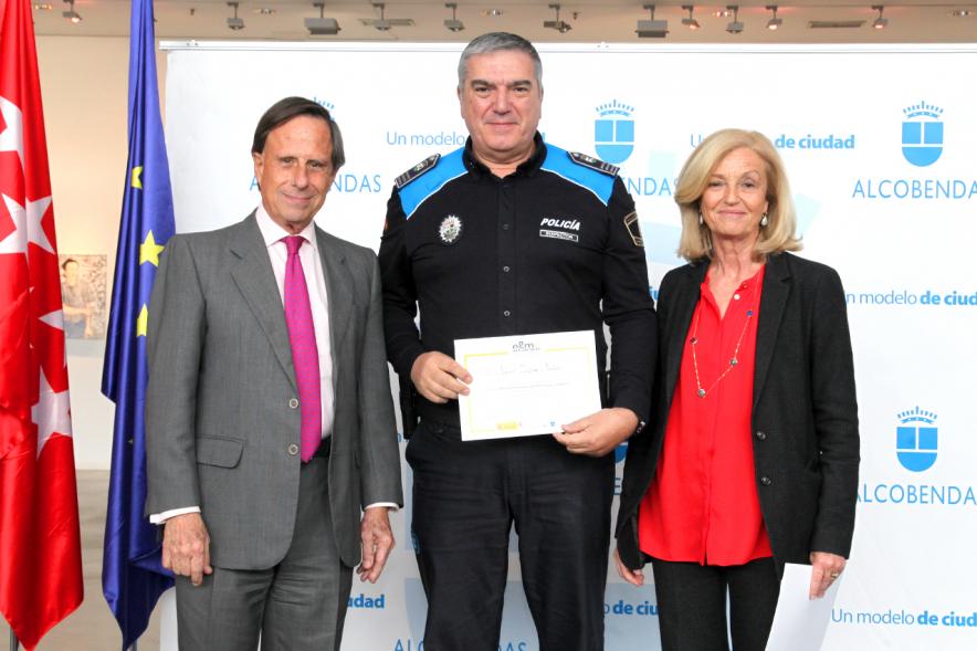 Alcalde García de Vinuesa y Concejal por PP Felicidad Palacio entregan diploma a su titular