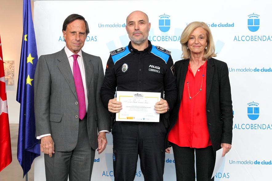 Alcalde García de Vinuesa y Concejal por PP Felicidad Palacio entregan diploma a su titular