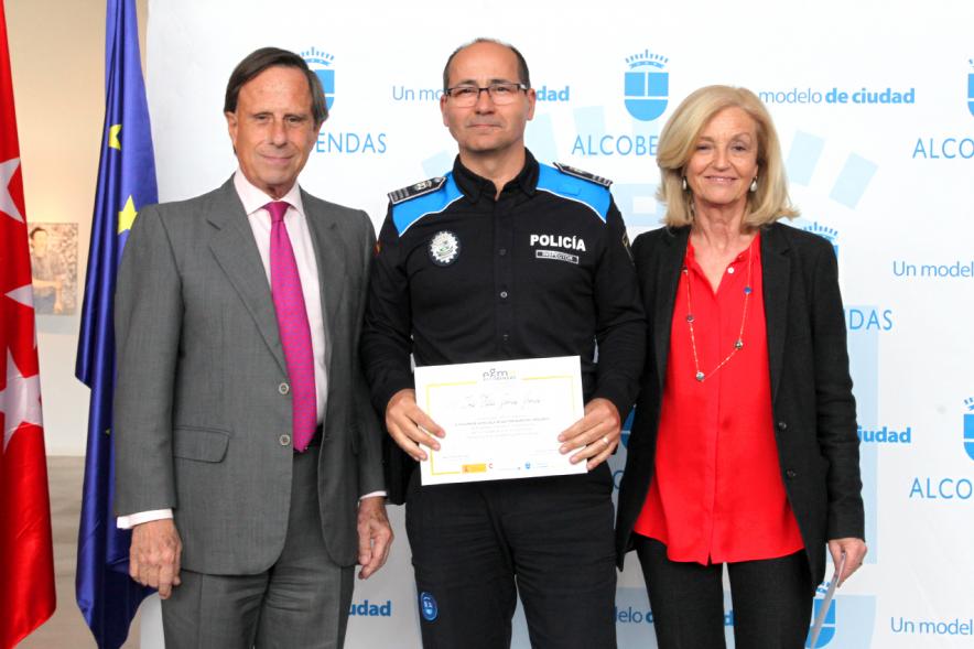 Alcalde García de Vinuesa y Concejal por PP Felicidad Palacio entregan diploma a su titular