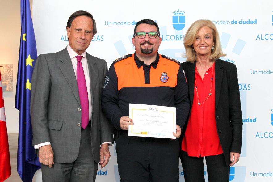 Alcalde García de Vinuesa y Concejal por PP Felicidad Palacio entregan diploma a su titular