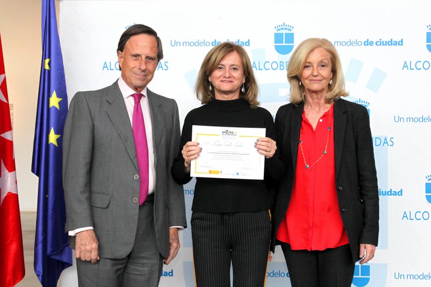 Alcalde García de Vinuesa y Concejal por PP Felicidad Palacio entregan diploma a su titular