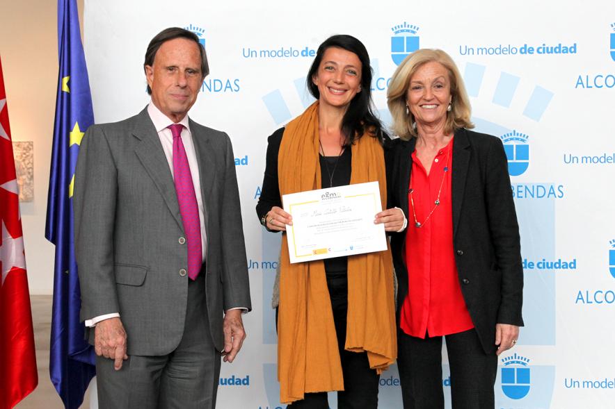 Alcalde García de Vinuesa y Concejal por PP Felicidad Palacio entregan diploma a su titular