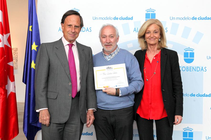 Alcalde García de Vinuesa y Concejal por PP Felicidad Palacio entregan diploma a su titular
