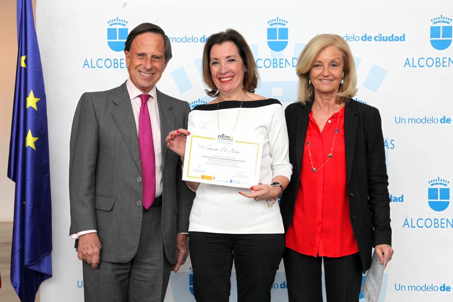 Alcalde García de Vinuesa y Concejal por PP Felicidad Palacio entregan diploma a su titular