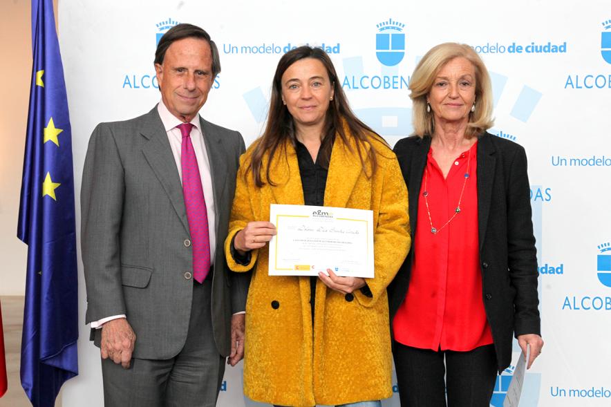 Alcalde García de Vinuesa y Concejal por PP Felicidad Palacio entregan diploma a su titular
