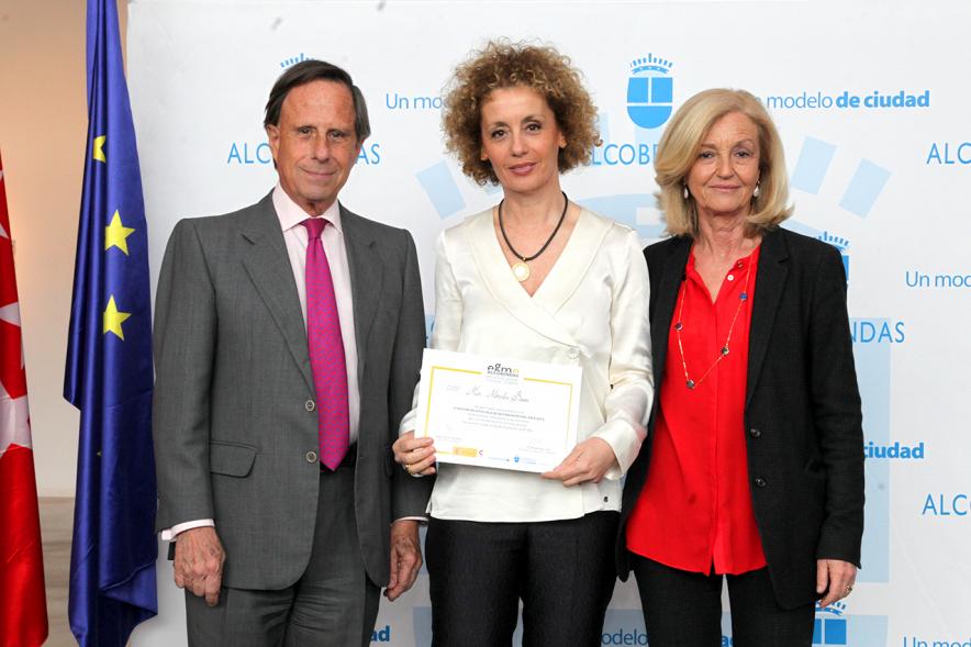 Alcalde García de Vinuesa y Concejal por PP Felicidad Palacio entregan diploma a su titular