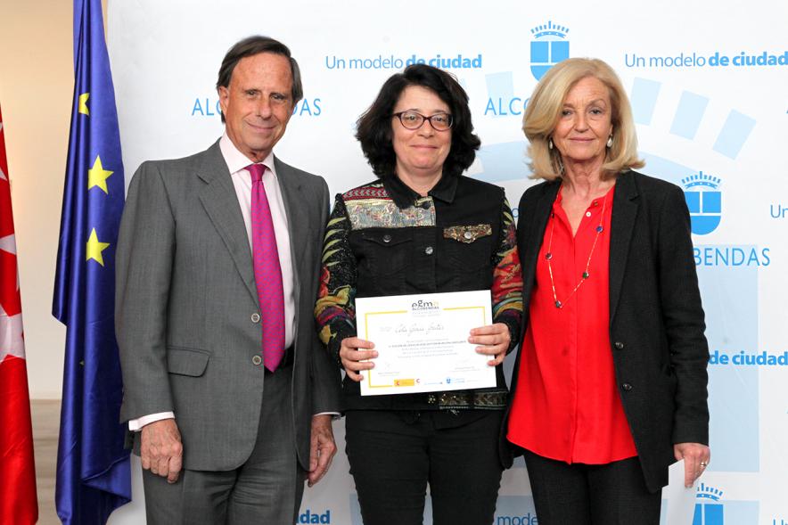 Alcalde García de Vinuesa y Concejal por PP Felicidad Palacio entregan diploma a su titular