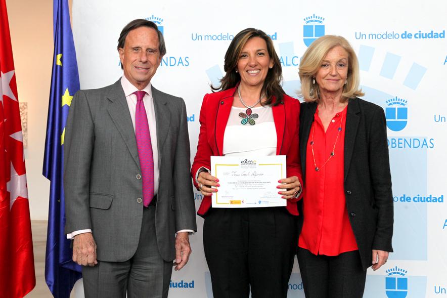 Alcalde García de Vinuesa y Concejal por PP Felicidad Palacio entregan diploma a su titular