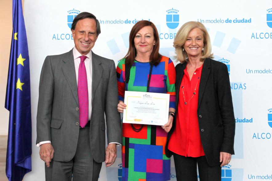 Alcalde García de Vinuesa y Concejal por PP Felicidad Palacio entregan diploma a su titular