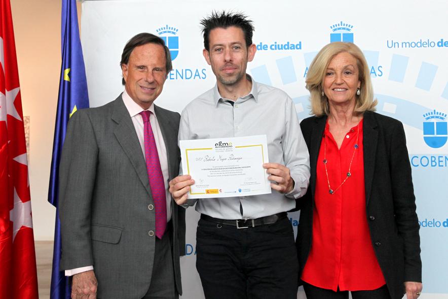 Alcalde García de Vinuesa y Concejal por PP Felicidad Palacio entregan diploma a Roberto Magro