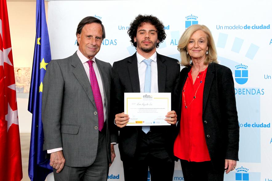 Alcalde García de Vinuesa y Concejal por PP Felicidad Palacio entregan diploma a su titular
