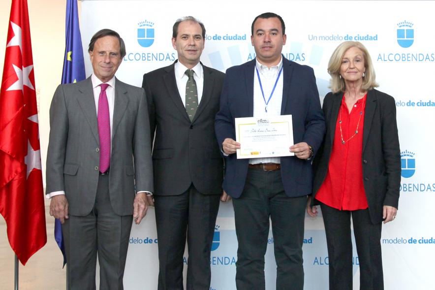 Alcalde García de Vinuesa y Concejal por PP Felicidad Palacio entregan diploma a su titular