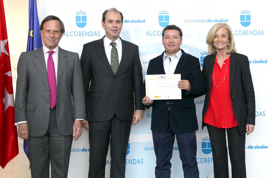 Alcalde García de Vinuesa y Concejal por PP Felicidad Palacio entregan diploma a su titular