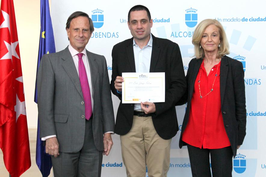 Alcalde García de Vinuesa y Concejal por PP Felicidad Palacio entregan diploma a su titular
