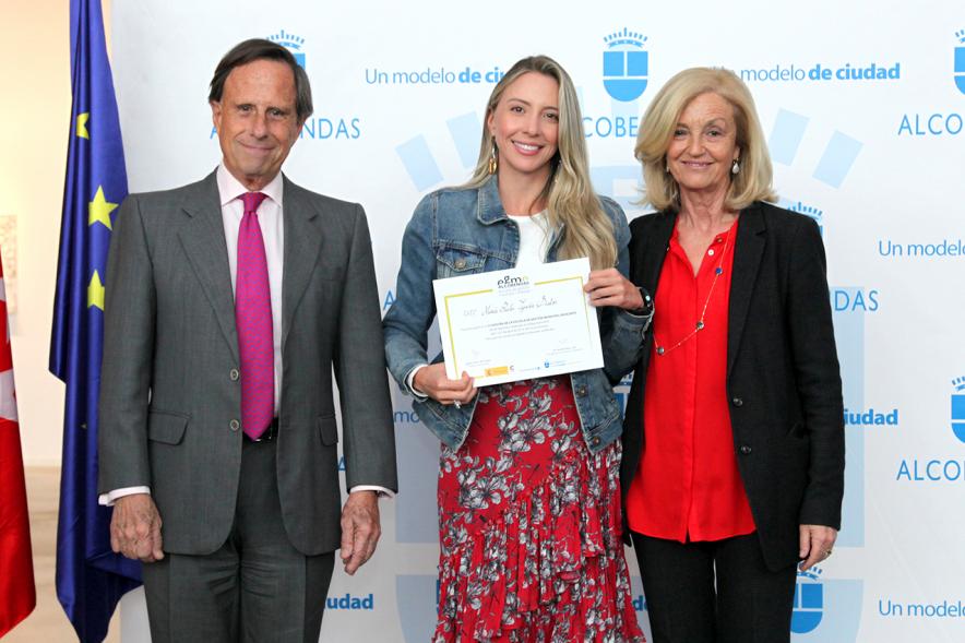 Alcalde García de Vinuesa y Concejal por PP Felicidad Palacio entregan diploma a su titular