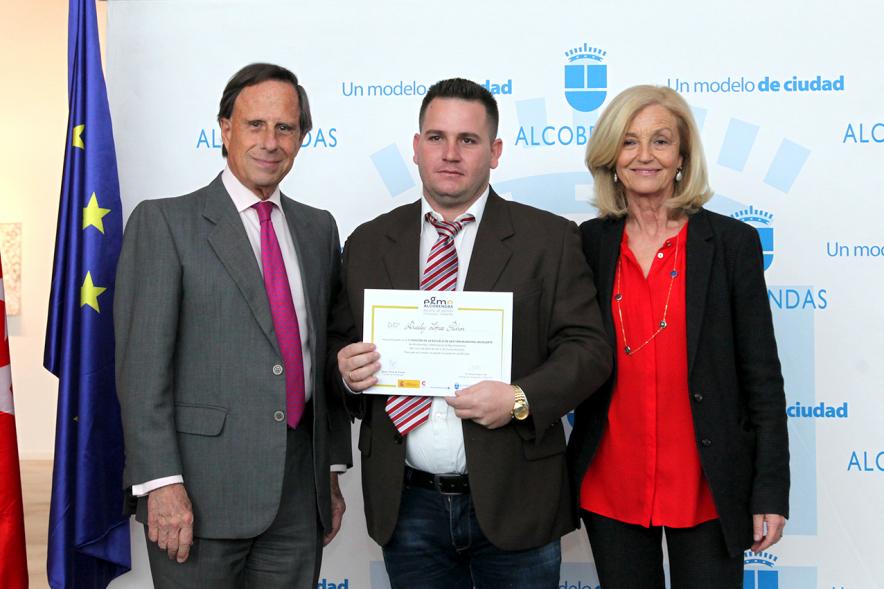 Alcalde García de Vinuesa y Concejal por PP Felicidad Palacio entregan diploma a su titular