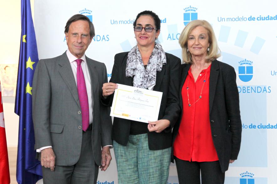 Alcalde García de Vinuesa y Concejal por PP Felicidad Palacio entregan diploma a su titular