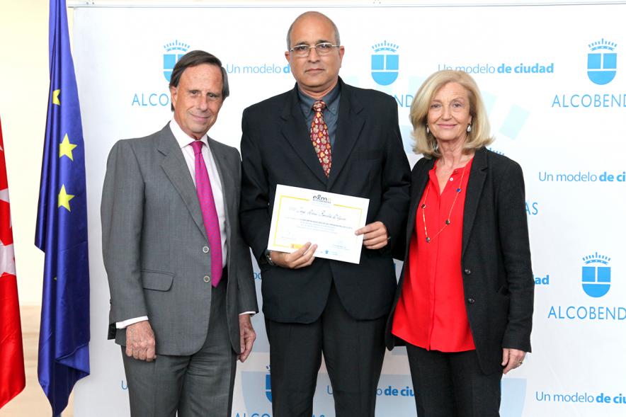 Alcalde García de Vinuesa y Concejal por PP Felicidad Palacio entregan diploma a su titular