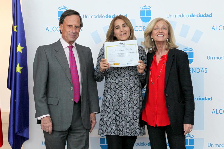 Alcalde García de Vinuesa y Concejal por PP Felicidad Palacio entregan diploma a su titular