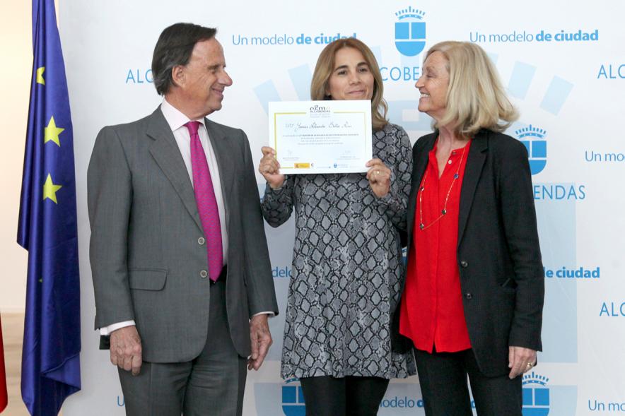Alcalde García de Vinuesa y Concejal por PP Felicidad Palacio entregan diploma a su titular